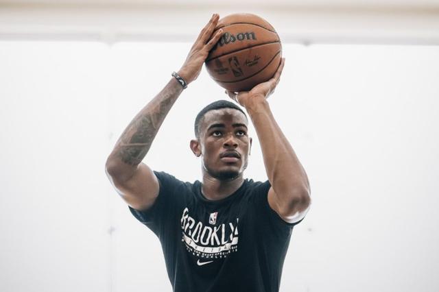 1664872805650033698.jpg Nic_Claxton_shoots.0.jpg