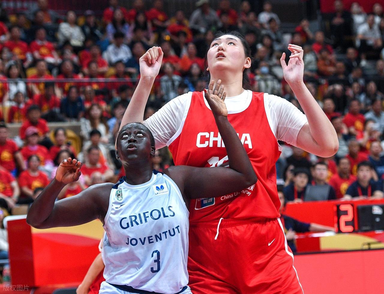 九游体育下载-29岁！没组织没进攻，上场就是4打5，球迷：她怎么进的中国女篮？