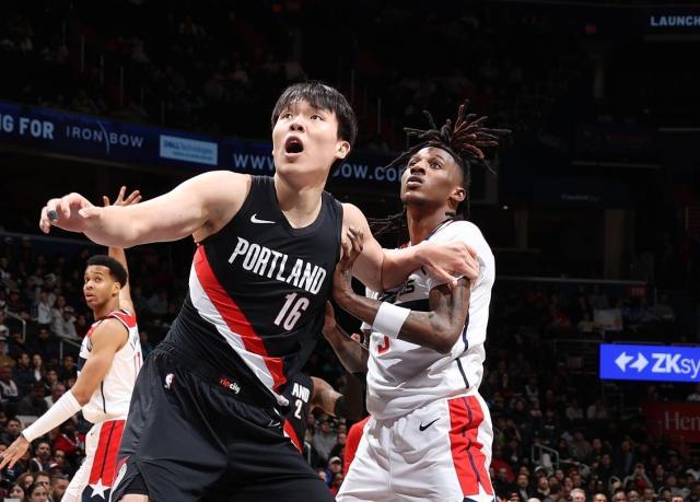 九游体育下载-正负值+11创新高！杨瀚森12分钟砍6+5：该重用他？