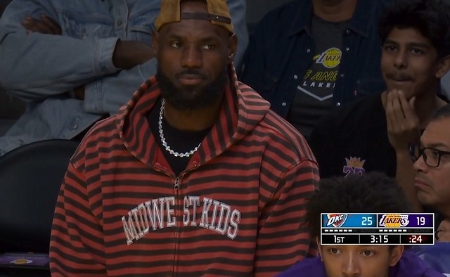 九游体育官网-高挂免战牌！詹姆斯来到场边观战 本场因脚伤缺席