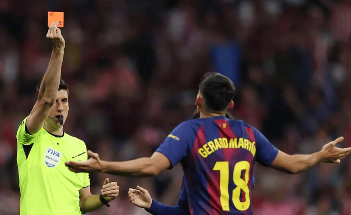九游体育入口-皇马TV质疑VAR判罚标准不一，对比马丁黄牌与巴尔韦德红牌|马竞|卡洛斯-巴尔韦德|杰拉德·莫雷诺|马德里竞技|皇家马德里_新浪体育_新浪新闻